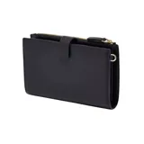 Cartera de pulsera Marc Jacobs negra de cuero suave, con cierre de cremallera y logo dorado en el frente. Cuenta con compartimentos para efectivo, ranuras para tarjetas, bolsillos abiertos, monedero exterior y correa de muñeca extraíble.
