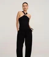 Pantalón de mujer color marrón oscuro, estilo balloon o bombacho, con cintura y puños elásticos.