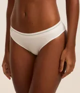 Kit de dos bombachas bikini sin costuras, texturizadas, de lycra y tiro medio.