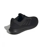 Zapatillas de running color negro, con diseño ligero y suela adaptable para mayor comodidad.