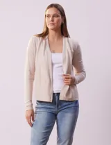 Cardigan tejido color gris claro, con mangas largas y diseño acanalado.