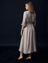 Vestido maxi color beige, marca Emma & Michele, con cuello a la base y escote en V. Manga larga de largo regulable con presilla y botón.