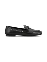 Mocasín de cuero negro con apliques de tachas plateadas y hebilla metálica.