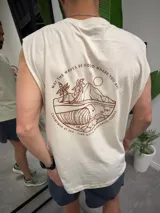 Musculosa beige de algodón con sisa amplia y estampado con motivos playeros en marrón.