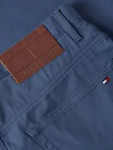 Pantalón chino azul de corte recto, confeccionado en algodón elástico con tecnología StayFresh™ de Polygiene.