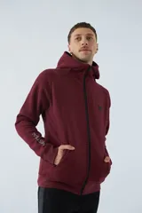 Campera gris de felpa con cierre frontal, capucha con cordones ajustables y bolsillos tipo canguro.