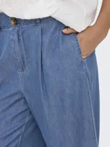 Pantalón jean celeste de corte wide leg y tiro alto, con pretina ancha y cierre de gancho.