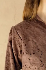 Camisa marrón con bordado calado, cuello mao y cierre frontal con botones.