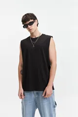 Musculosa negra lisa de algodón, corte oversize y cuello redondo.