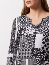 Blusa de algodón estampado en blanco y negro, marca Ruby Rd. con cuello a la base y escote en U, manga francesa.