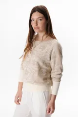 Sweater azul con estampado de flores blancas y puños blancos.