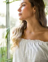 Blusa de algodón color blanco con bordado broderie, escote recto con frunce y forro interno a tono.