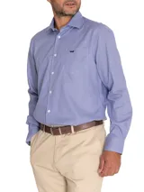 Camisa de manga larga celeste con microestampado, cuello italiano, bolsillo en el pecho con logo bordado y corte regular.