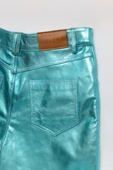 Short de cuero color celeste con acabado brillante, diseño corto y ajuste clásico.