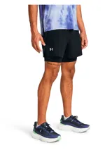 Short deportivo Under Armour Launch 5 2N1 para hombre, color negro con logo blanco en la pierna izquierda. Cuenta con calza interior ajustada para mayor sujeción y comodidad.
