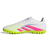 Championes de fútbol Adidas Predator Club Tf, color blanco con detalles en rosa y suela verde.