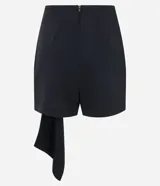 Short pollera corto color negro, confeccionado en crepé con cierre en la espalda y cinta lateral.