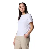 Remera blanca de manga corta con logo pequeño de Columbia en el pecho.