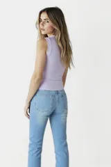Musculosa blanca de algodón con cuello redondo y corte ajustado.