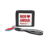 Billetera celeste con cierre perimetral, detalle de placa con la inscripción 'Mon Amour' y llavero con forma de labios.
