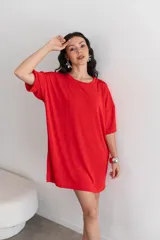 Remerón rojo de manga corta, con cuello redondo y calce amplio y holgado.