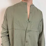 Camisa verde militar de manga larga con cuello mao y corte regular.