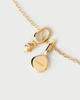 Collar dorado con cadena fina y dos dijes colgantes: uno con pavé de circonitas y otro con aventurina verde en forma de gota.