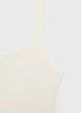 Body blanco de lycra, sin mangas y con escote cuadrado. Diseño ajustado al cuerpo.