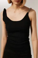 Top negro sin mangas de viscosa, al cuerpo, con cuello profundo y detalle de cadena plateada en un bretel.