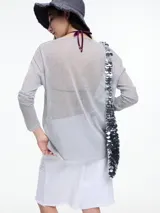 Sweater negro de lurex con escote en V, mangas largas y aberturas laterales.