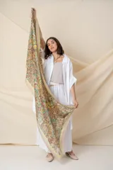 Pañuelo cuadrado de seda estampada con motivos de arabescos en múltiples colores.