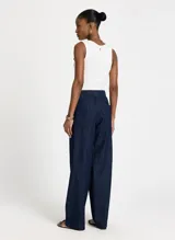 Pantalón de jean azul oscuro de corte palazzo con cintura alta y detalle cruzado en la parte delantera simulando una falda.