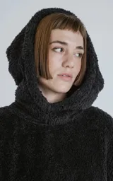 Hoodie negro oversize de piel de corderito sintético con capucha ajustable con cordón y bolsillo canguro.