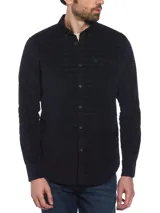 Camisa de corderoy azul marino con rayas horizontales en relieve, corte slim fit, cuello abotonado, manga larga y bolsillo plaqué en el pecho.