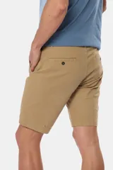 Bermuda clásica color beige confeccionada en algodón con elasticidad, con bolsillos laterales y detalle en bolsillo trasero.