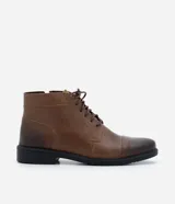 Bota de cuero marrón con caña corta, cierre de cordón y suela negra.