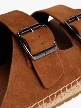 Sandalias Tommy Hilfiger marrones de ante, con doble tira y hebillas plateadas. Suela plana con borde de yute.