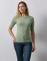 Remera color beige de corte ajustado, con cuello redondo y mangas cortas. Tejido acanalado de modal y elastano.