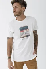 Remera celeste de corte clásico con cuello redondo y manga corta. Estampado pequeño en el pecho.