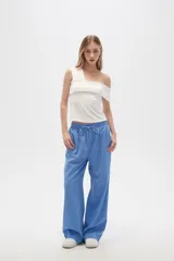 Pantalón celeste de lino, corte recto, con cintura elástica ajustable con cordón y bolsillos laterales.