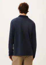 Polera azul marino de manga larga con cuello polo y tapeta de dos botones.
