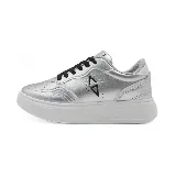 Zapatillas urbanas blancas con detalles plateados en el talón y laterales.