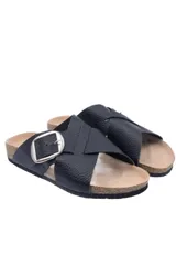 Sandalias negras cruzadas con hebilla plateada ajustable.