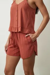 Short negro de tiro alto con cordón ajustable en la cintura y bolsillos laterales. Presenta un corte holgado y ruedos redondeados.