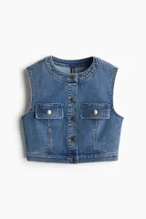 Top cropped de denim celeste, de corte ajustado, con cuello redondo, cierre de botones y solapas de bolsillo decorativas con botón en el pecho. Tiene pinzas adelante y atrás para crear un efecto "cintura de avispa".