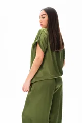 Blusa verde oliva de viscosa, con escote redondo y mangas cortas con dobladillo.