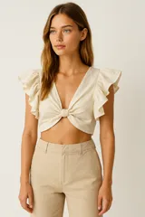 Top color crudo de viscosa, con escote en V, mangas cortas con volados y detalle de nudo en el centro.