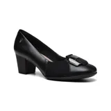 Zapato de cuero color nude, con taco cuadrado y detalle de hebilla dorada.