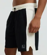 Bermuda deportiva para hombre, color negro, confeccionada en poliéster. Presenta un corte recto y holgado, con un panel lateral blanco que contrasta con el cuerpo principal. Tiene cintura elástica con cordón ajustable y un pequeño parche con logo en la pierna derecha.