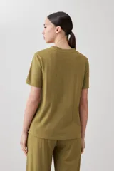 Remera manga corta verde oliva de corte recto.